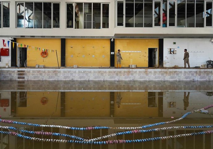 Archivo - Labores de limpieza en la piscina cubierta de Paiporta, a 17 de noviembre de 2024, en Paiporta