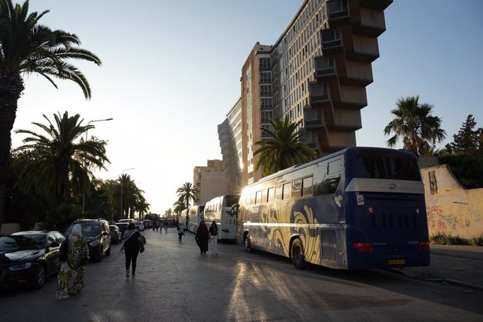 09 June 2025, Tunisia, Tunis: Thousands gather in support of the Convoy of Resilience, an international humanitarian mission departing to Gaza. The convoy will travel overland through Libya and Egypt to deliver aid and challenge the ongoing Israeli blocka