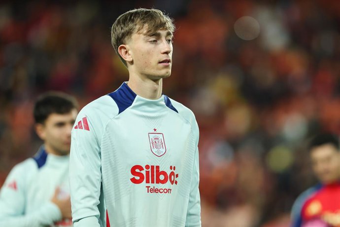 Archivo - Dean Huijsen, da Espanha, se aquece durante a partida entre Espanha e Holanda pelas quartas de final da UEFA Nations League, no estádio Mestalla, em 23 de março de 2025, em Valência, Espanha.