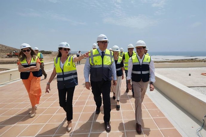 El consejero de Turismo y Andalucía Exterior de la Junta de Andalucía, Arturo Bernal, durante su visita a las obras del Plan de Sostenibilidad Turística en El Ejido.