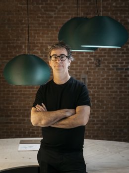 Archivo - El diseñador Héctor Serrano