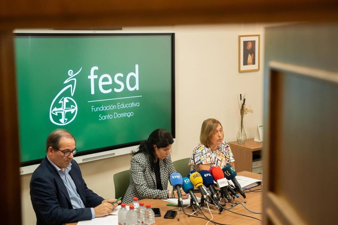 Rueda de prensa de la directora general del equipo de gestión de la Fundación Educativo Santo Domingo (FESD), Julia Moreno; la directora general del colegio. María Dolores Esteban, y el director de comunicación de la FESD, Manuel Ángel Maestro
