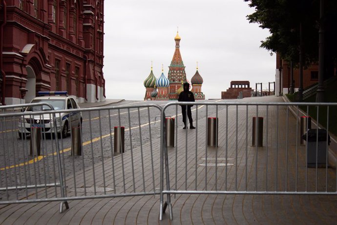 Archivo - 24 June 2023, Russia, Moscow: A policeman stands on guard at the closed Red Square in Moscow. Wagner paramilitary boss Yevgeny Prigozhin halted the advance of his troops on the Russian capital Moscow and turned them around, he announced on Satur