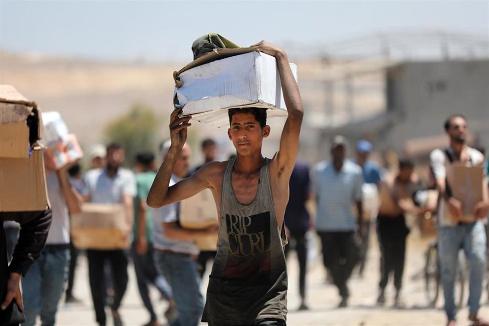 Imagen de archivo de un palestino con una caja de ayuda suministrada por la Fundación Humanitaria de Gaza.