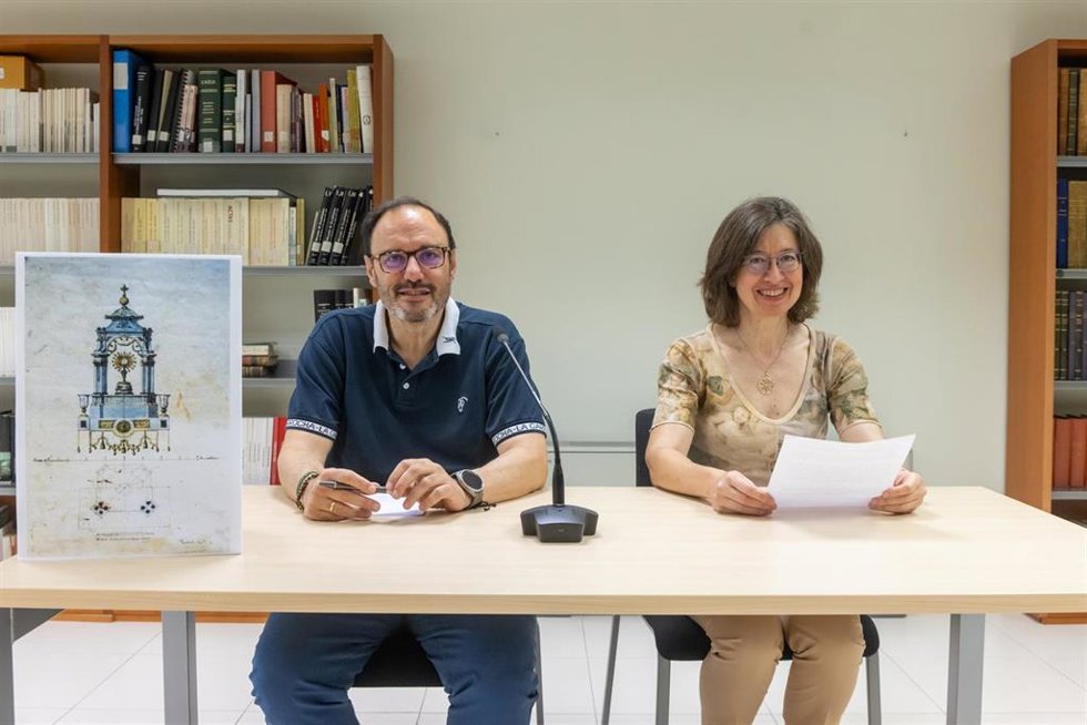 El concejal responsable del Archivo, Roberto Narro, y la jefa de servicio, Teresa Martín,