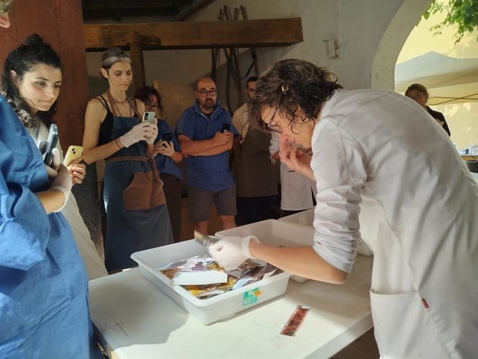 El Museo de l'Horta Sud forma a 14 profesionales en la restauración de fotos dañadas por catástrofes 