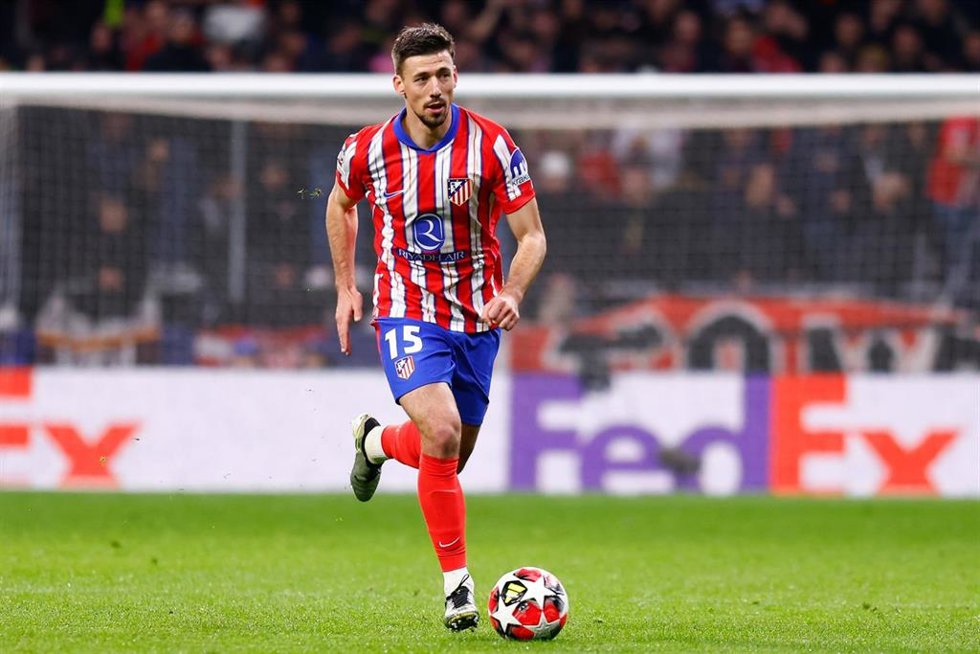 Archivo - El central francés Clement Lenglet durante un partido de Liga de Campeones con el Atlético de Madrid. 