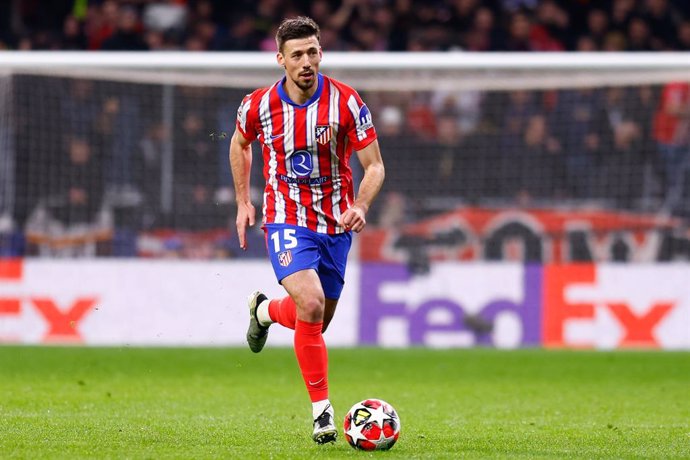 Archivo - Clement Lenglet of Atletico de Madrid in action during the UEFA Champions League 2024/25 League Phase MD7 match between Atletico de Madrid and Bayer 04 Leverkusen at Riyadh Air Metropolitano stadium on January 21, 2025, in Madrid, Spain.
