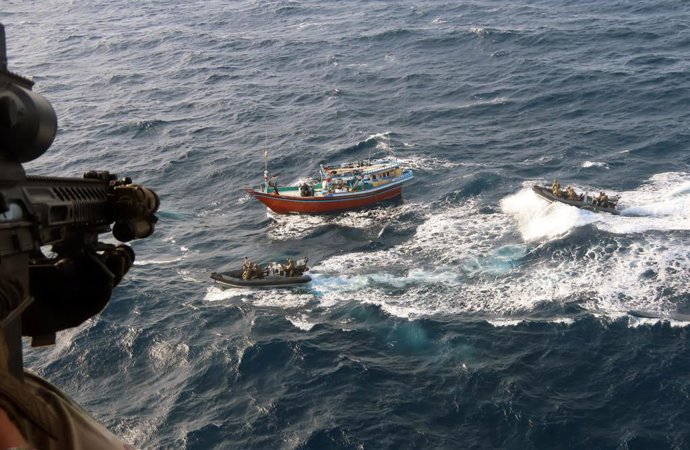 30 de maio de 2025, ---: Foto de divulgação sem data emitida pelo Ministério da Defesa mostra a tripulação levantando as mãos em sinal de rendição enquanto os Royal Marines se aproximam. Uma fragata da Marinha Real apreendeu drogas avaliadas em 30 milhões