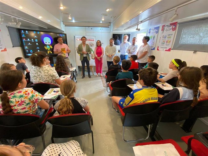 El delegado territorial de Empleo, Empresa y Trabajo Autónomo de la Junta de Andalucía en Cádiz, Daniel Sánchez, en el colegio SAFA Las Lomas en Vejer para la campaña escolar 'Aprende a crecer con seguridad con Segurit@'.