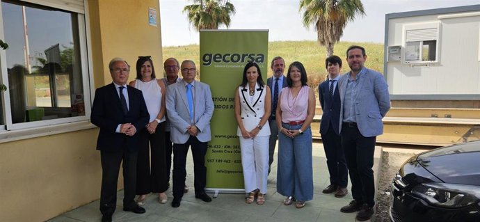 María Dolores Gálvez (centro), junto a los responsables de CECO, UGT, CCOO y Gecorsa, durante la visita a las instalaciones de ésta última.