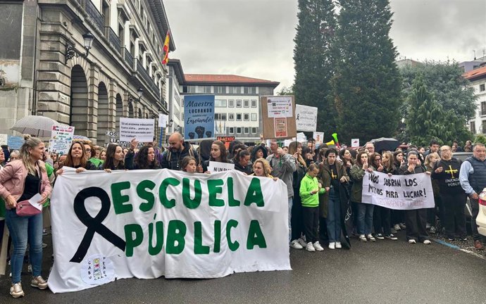 Docentes y sindicatos de enseñanza (ANPE, CCOO, SUATEA, UGT y CSIF) se concentran este lunes frente a la Consejería de Educación.
