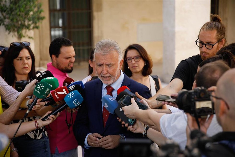Archivo - El ministro de Política Territorial y Memoria Democrática, Ángel Víctor Torres (c), atiende a los medios antes de asistir al acto de homenaje a 'Los Coloraos'. A 31 de julio de 2024, en Almería (Andalucía, España). El ministro de Política Terr