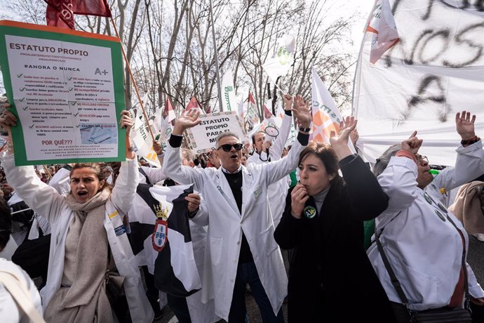 Archivo - Decenas de personas durante una concentración de los sindicatos médicos frente al Ministerio de Sanidad, a 13 de febrero de 2025, en Madrid (España). Los sindicatos médicos de todo el país se concentran para mostrar su disconformidad con el borr