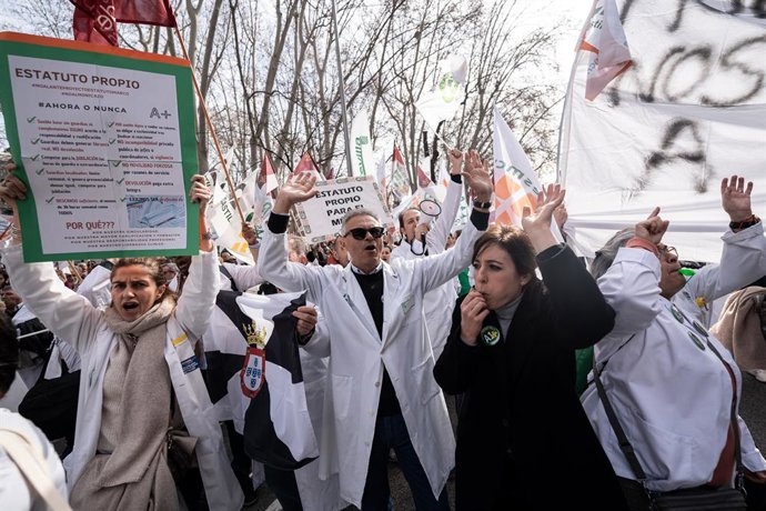 Archivo - Arquivo - Dezenas de pessoas durante uma manifestação de sindicatos médicos em frente ao Ministério da Saúde, em 13 de fevereiro de 2025, em Madri, Espanha. Sindicatos de médicos de todo o país se reúnem para mostrar seu desacordo com o projeto 