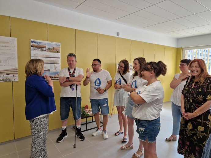 La consejera de Educación ha visitado hoy el nuevo aulario de Primaria del CPI Ana María Navales, junto al director del centro y varios representantes del AMPA y del Consejo Escolar.