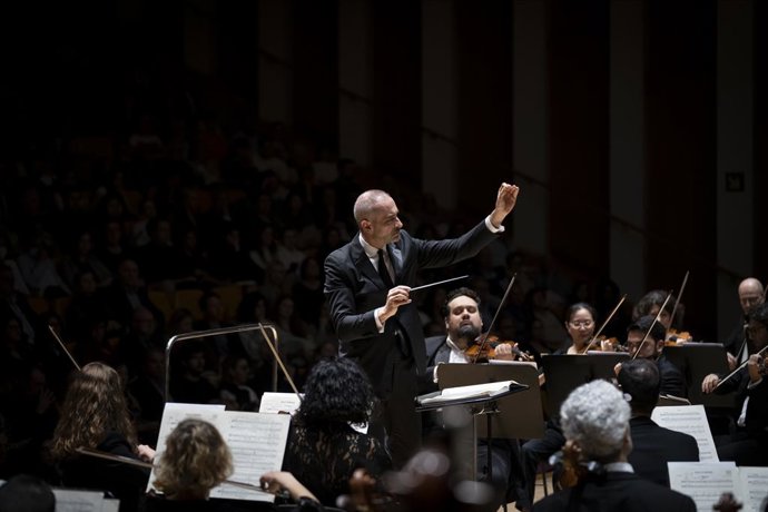 Archivo - Antonello Manacorda dirige la 'Cuarta' de Bruckner y los 'Rückert Lieder' de Mahler con la Orquestra de la Comunitat Valenciana en València y Castellón de la Plana