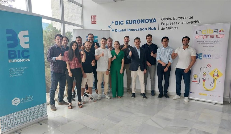 Oto de familia con Álvaro Simón de Blas, director general de BIC Euronova, con  empresas participantes y dos docentes.