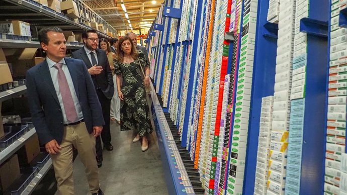 Botella (dcha.), durante la visita a las instalaciones de Bidafarma.