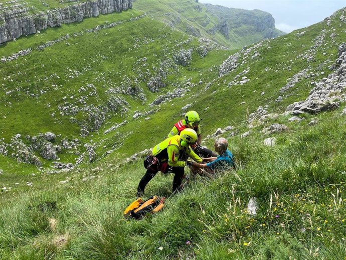 Rescatado en helicóptero un hombre de 74 años con una fractura en el macizo de Las Enguinzas en Miera
