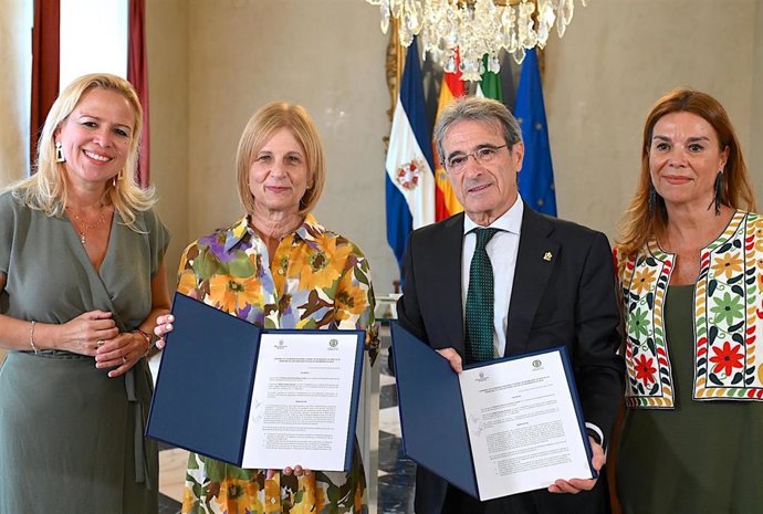 La alcaldesa de Jerez de la Frontera, María José García-Pelayo, y el presidente del Colegio de Enfermería de Cádiz, Rafael Campos Arévalo, firman un convenio de colaboración.