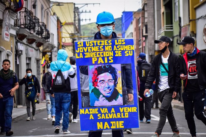Archivo - May 28, 2021, Pasto, Narino, Colombia: A demonstrator carries a sign that quotes Jaime Garzon that reads ''If you the young don't take control of your own country no one will save it for you'' as Colombia marks its firts month of anti-government