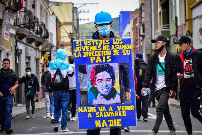 Archivo - Arquivo - 28 de maio de 2021, Pasto, Narino, Colômbia: Um manifestante carrega um cartaz que cita Jaime Garzon e diz: "Se vocês, os jovens, não assumirem o controle de seu próprio país, ninguém o salvará para vocês", enquanto a Colômbia marca se