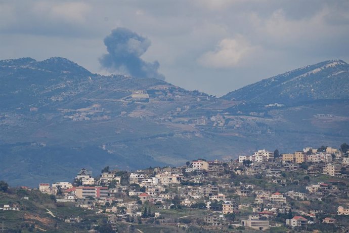 Archivo - JERUSALEM, March 23, 2025  -- Smoke rises after Israeli strikes in southern Lebanon, as seen from the Israeli side of the border, March 22, 2025. At least six people were killed and 28 others injured in fresh Israeli airstrikes targeting eastern