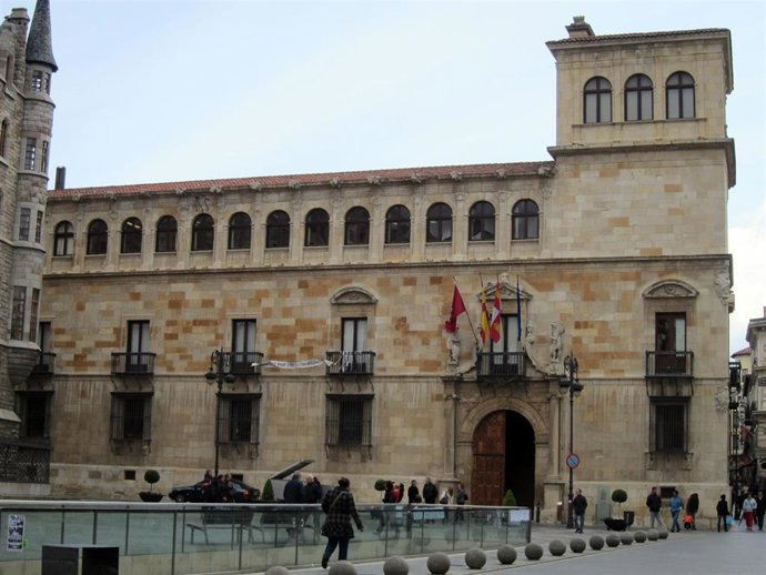 Fachada del Palacio de los Guzmanes, sede de la Diputación de León.