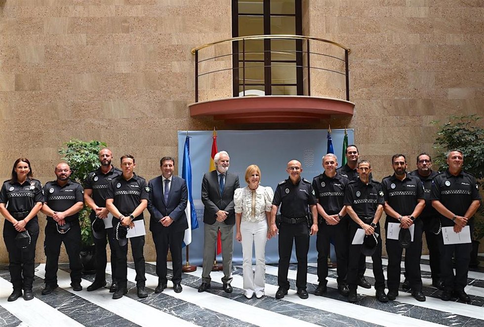 María José García-Pelayo, con los ocho nuevos agntes de la Policía Local de Jerez.