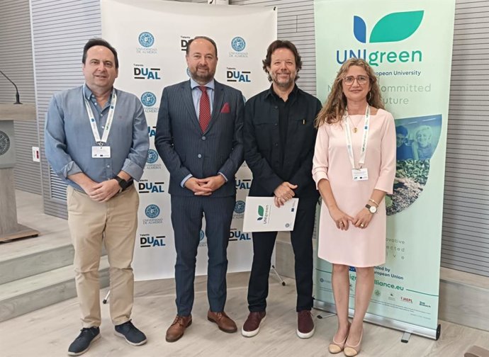 El secretario general de Universidades de la Consejería de Universidad, Investigación e Innovación, Ramón Herrera, junto a responsables del programa Erasmus+ BIP en la Universidad de Almería.