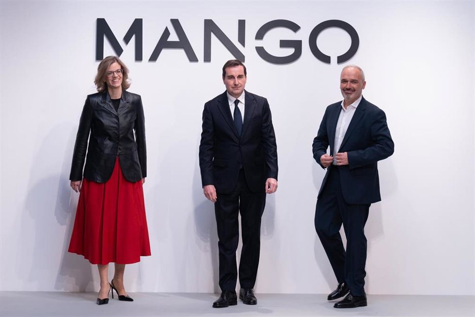 Archivo - (I-D) La directora financiera de Mango, Margarita Salvans; el presidente y consejero delegado de Mango, Toni Ruiz y el director de Expansión y Franquicias, Daniel López, durante la presentación de resultados 2024, en la sede de Mango