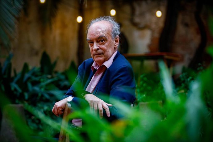 Archivo - El escritor Enrique Vila-Matas presenta su novela 'Montevideo' (Seix Barral) en La Central del Raval, a 31 de agosto de 2022, en Barcelona