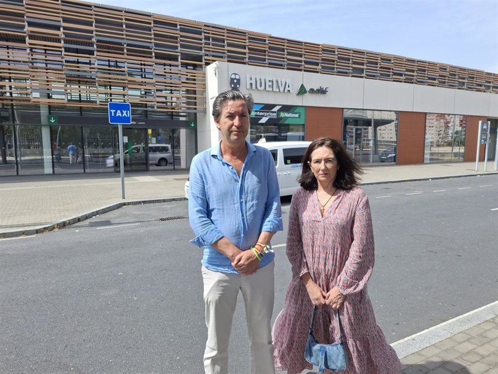 La presidenta provincial de Vox, María López, acompañada por el portavoz en el Ayuntamiento de Huelva, Wenceslao Font.