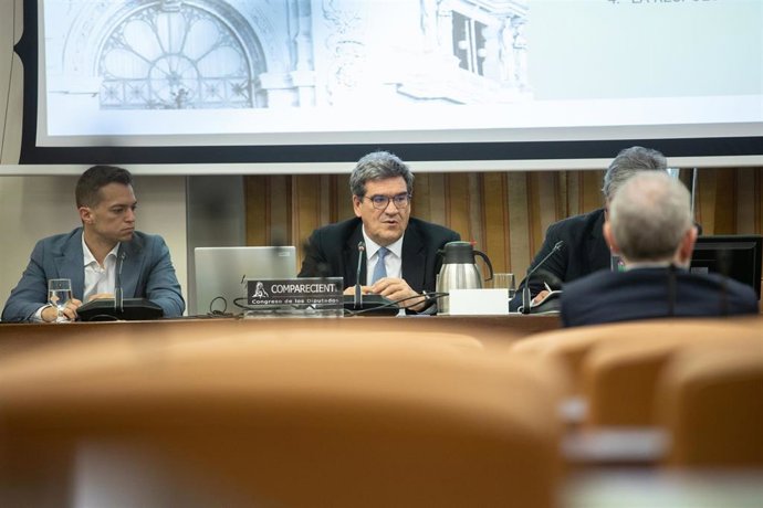 El gobernador del Banco de España, José Luis Escrivá (d), comparece en la Comisión de Economía, Comercio y Transformación Digital, en el Congreso de los Diputados, a 9 de junio de 2025, en Madrid (España).