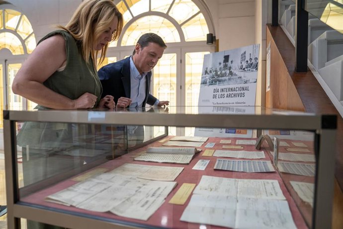 El presidente de la Diputación de Almería, Javier Aureliano García, y la diputada Esther Álvarez observan algunos de los documentos expuestos con motivo del Día Internacional de los Archivos.
