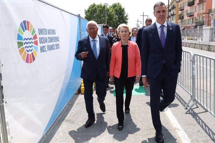 (I-D) El presidente del Consejo Europeo, Antonio Costa; la presidenta de la Comisión Europea, Ursula von der Leyen y el presidente del Gobierno de España, Pedro Sánchez, llegan a una sesión plenaria en la Conferencia de las Naciones Unidas sobre los Océan