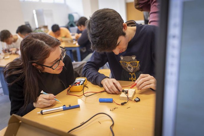 Taller de cargador solar en el IES Heliopolis
