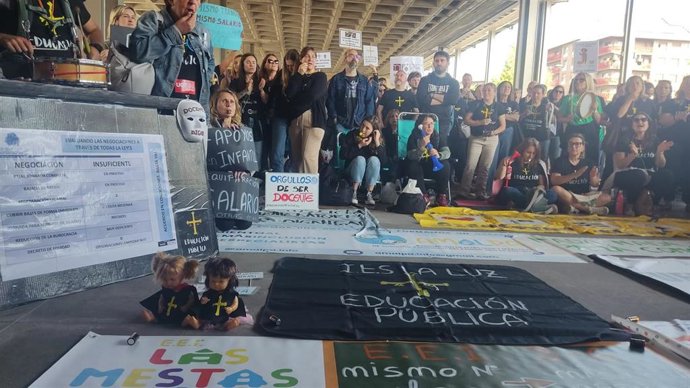 Docentes esperan a la salida del Easmu noticias del preacuerdo entre sindicatos y el Gobierno del Principado que ponga fin a la huelga educativa.