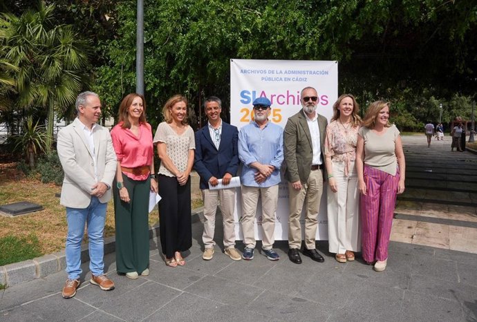 La delegada territorial de Turismo, Cultura y Deporte de la Junta, Tania Barcelona, y la diputada de Cultura, Vanesa Beltrán, inauguran una muestra en Cádiz por el Día de los Archivos.