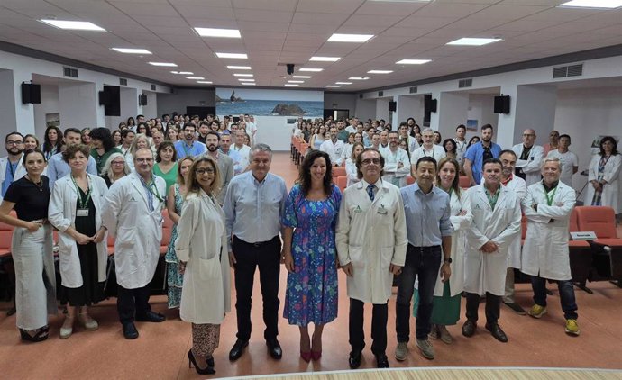 Foto de familia del equipo directivo y docentes del Hospital Universitario Torrecárdenas de Almería, junto a representantes institucionales y los nuevos especialistas residentes, durante el acto de acogida.