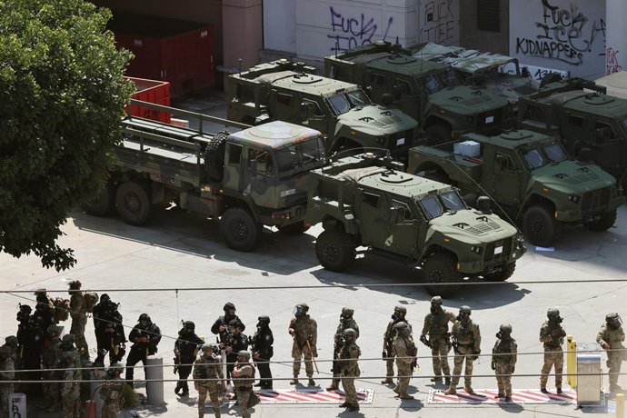 Imagem de arquivo de tropas da Guarda Nacional em frente a um centro de detenção de migrantes em Los Angeles, EUA.