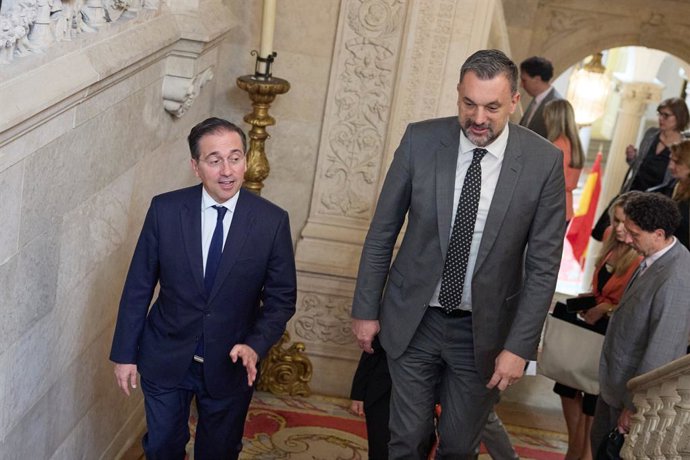 El ministro de Asuntos Exteriores, UE y Cooperación, José Manuel Albares, y su homólogo de Bosnia y Herzegovina, Elmedin Konakovic, durante su encuentro en Madrid