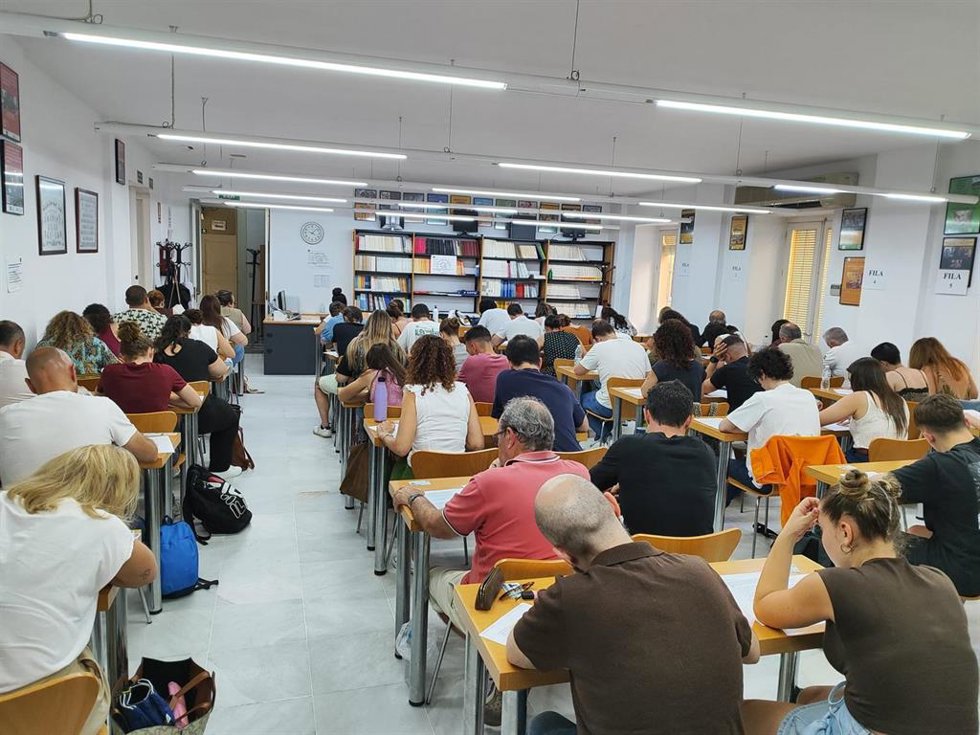 Estudiantes se examinan de sus exámenes en la UNED de Cádiz