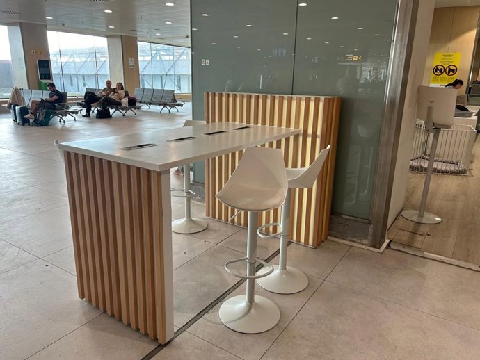 Archivo - Mesa de trabajo del aeropuerto de Ibiza.