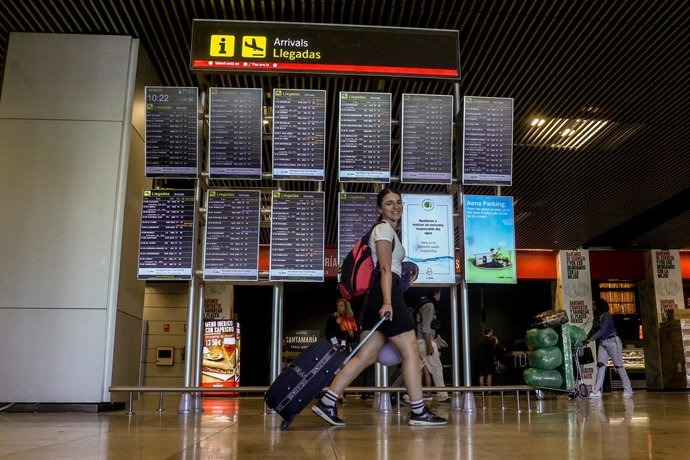 Archivo - Una mujer con una maleta en el aeropuerto Adolfo Suárez-Madrid Barajas, a 4 de agosto de 2023, en Madrid (España). El Ministerio de Consumo informó ayer, 3 de agosto, de que ha incoado una serie de expedientes sancionadores a varias aerolíneas l