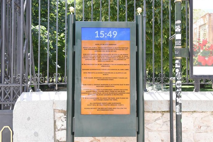 Una pantalla informativa anuncia que el parque de El Retiro se cierra por viento y calor, en el parque del Retiro, a 30 de mayo de 2025, en Madrid (España). El Retiro y otros ocho parques históricos de Madrid han sido cerrados desde las 18.00 horas de hoy