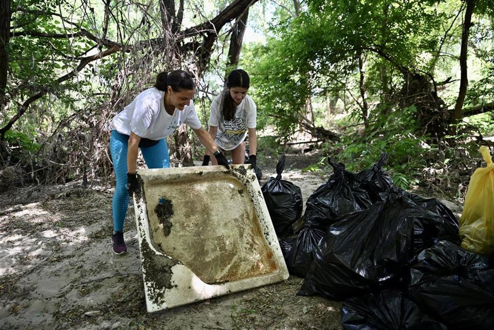 Más de 100 voluntarios de Cantabria se suman al movimiento LIBERA y retiran un millar de residuos