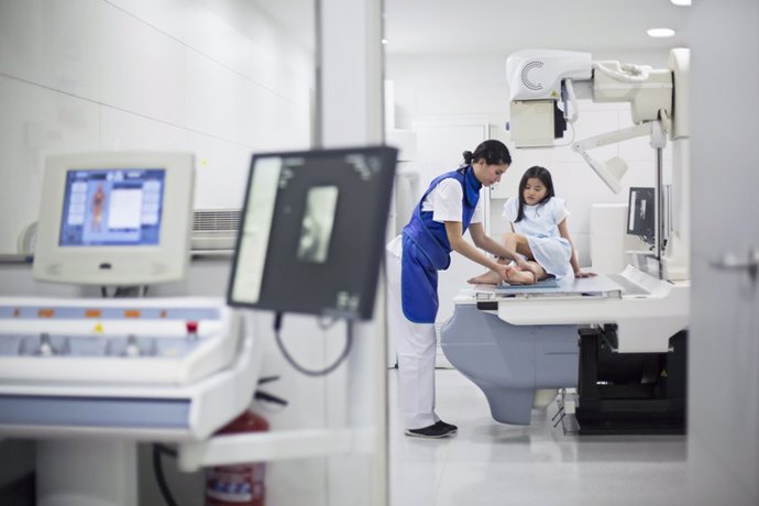 Archivo - Imagen de recurso de una niña en una prueba médica.