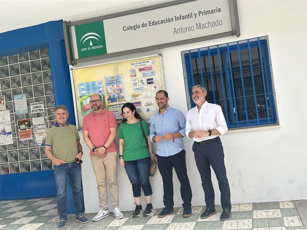 Pérez (2 dcha.), junto a dirigentes de IU en Lucena, ante el CEIP Antonio Machado.